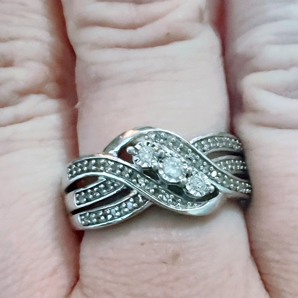 Diamond cluster ring